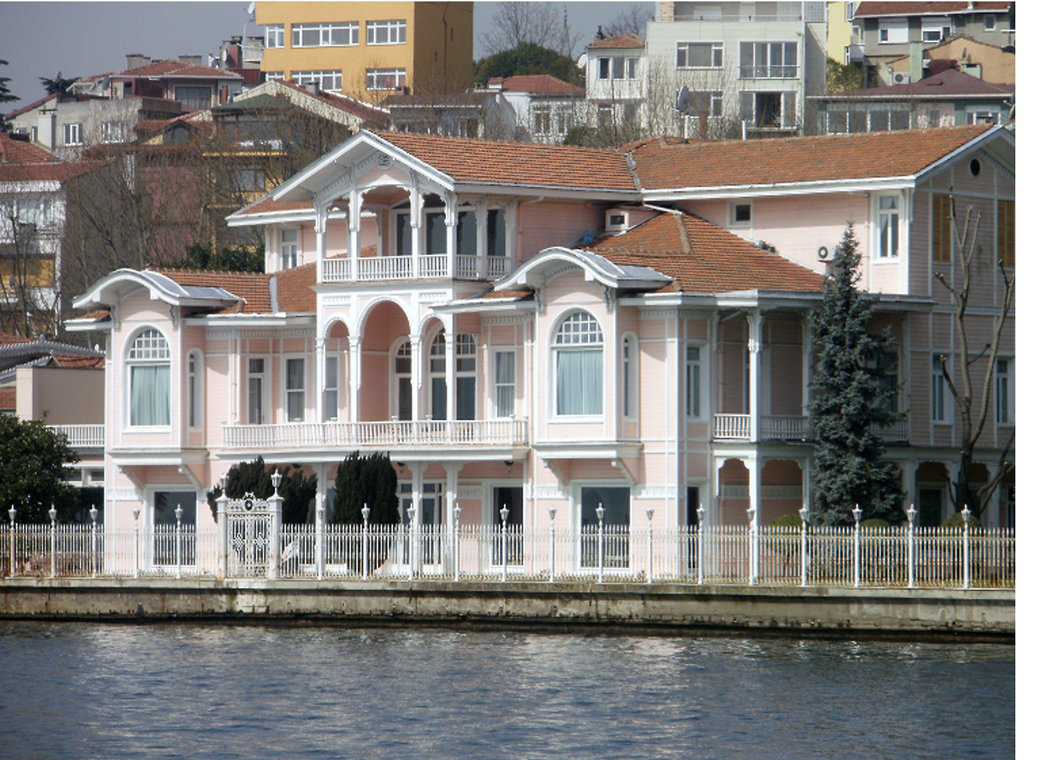 BURHANETTİN EFENDİ YALISI  Ortaköy’de bulunan Burhanettin Efendi Yalısı, Boğaz’ın en prestijli yapılarından biri olarak öne çıkıyor. 1880 yılında II. Abdülhamid’in oğlu Şehzade Burhanettin için inşa edilen bu yalı, 64 oda, 4 salon, yüzme havuzu, hamam ve geniş bir liman gibi özelliklere sahip. 100 milyon Euro bedelle satışa sunulan bu yapı, tarihî dokusuyla yatırımcıların ilgisini çekiyor.